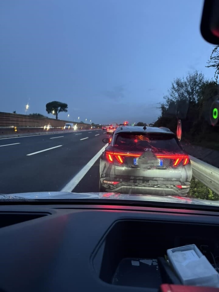 Le forti piogge danneggiano le strade: lunghe code in autostrada e FiPiLi