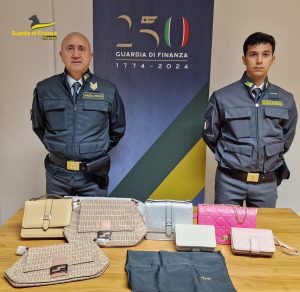 Contraffazione, trovata una "boutique" del falso della griffe Fendi 