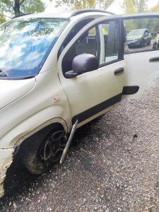 Frana il monte e colpisce un'auto in corsa, distruggendola: “Mi sono vista la morte in faccia”  FOTO