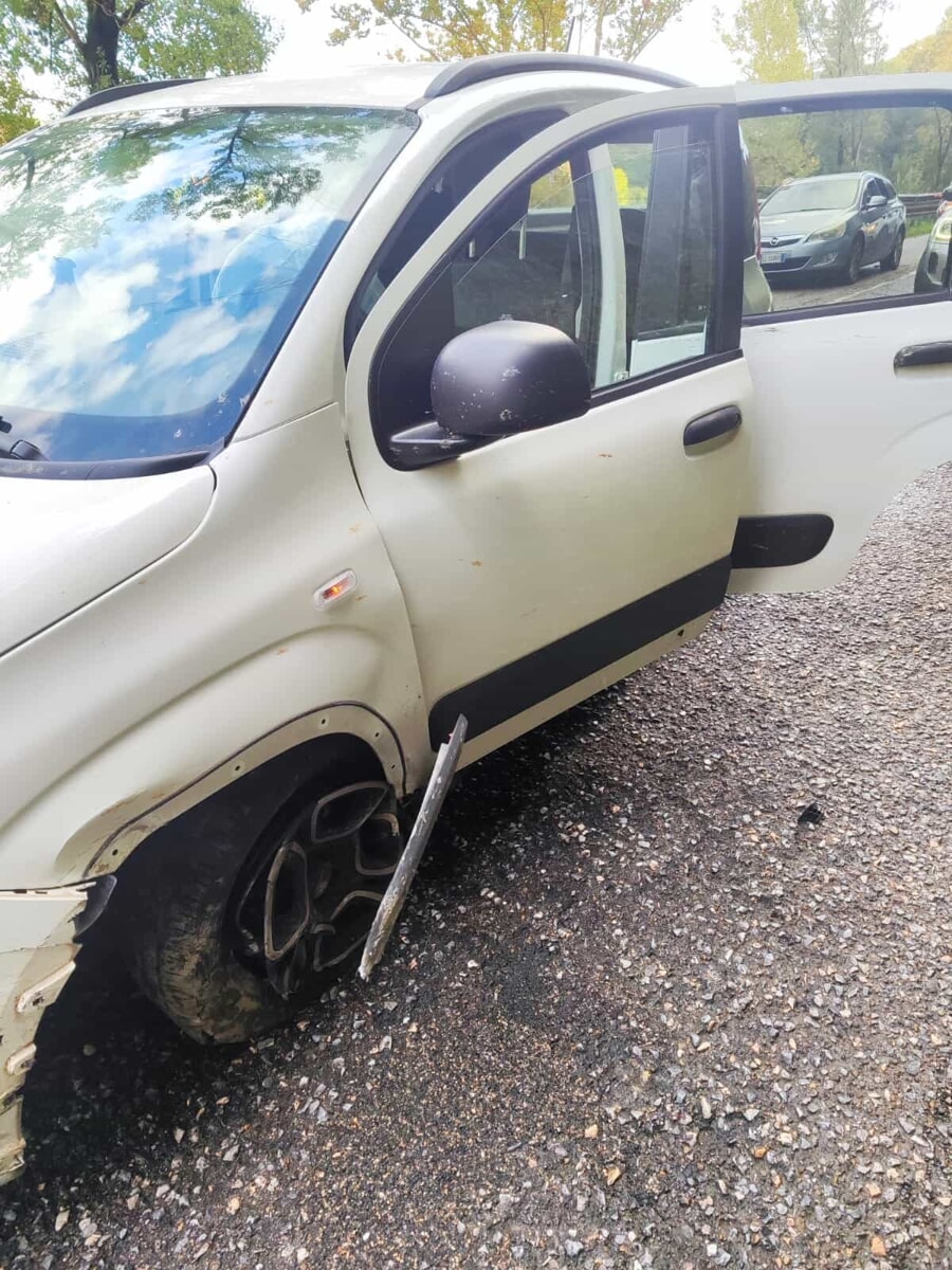Frana il monte e colpisce un'auto in corsa, distruggendola: “Mi sono vista la morte in faccia” FOTO