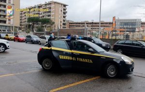 Fermato alla fermata del tram con hashish e cocaina 