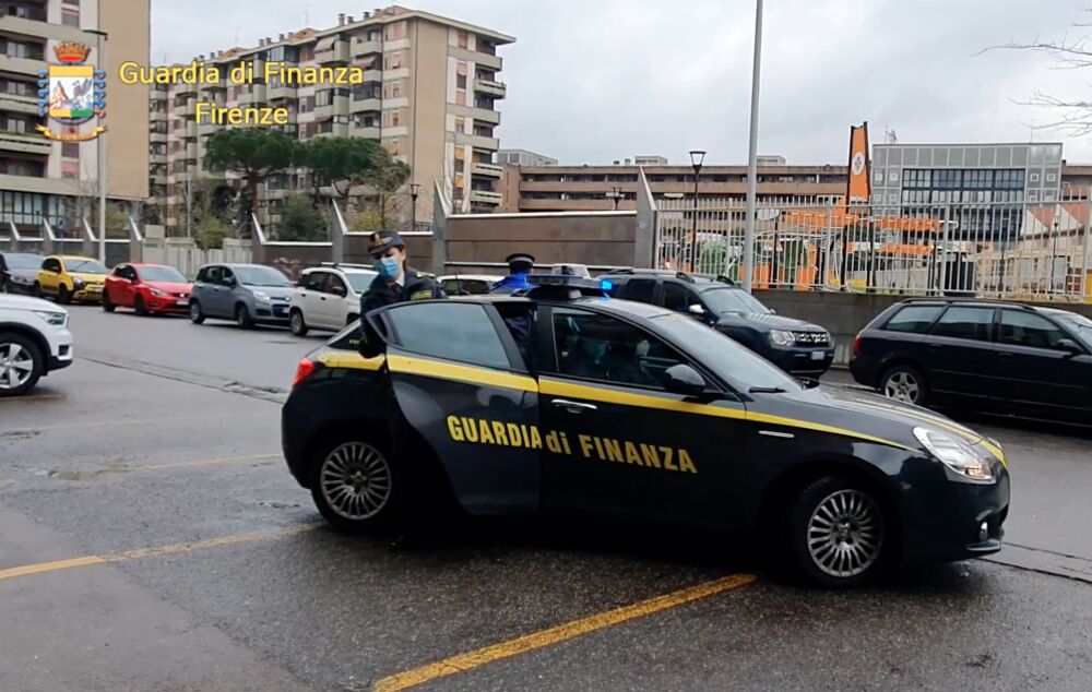 Fermato alla fermata del tram con hashish e cocaina