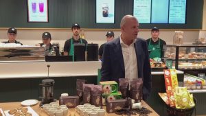 Starbucks apre il quinto negozio in città: regalo esclusivo per chi va all'inaugurazione / VIDEO e FOTO