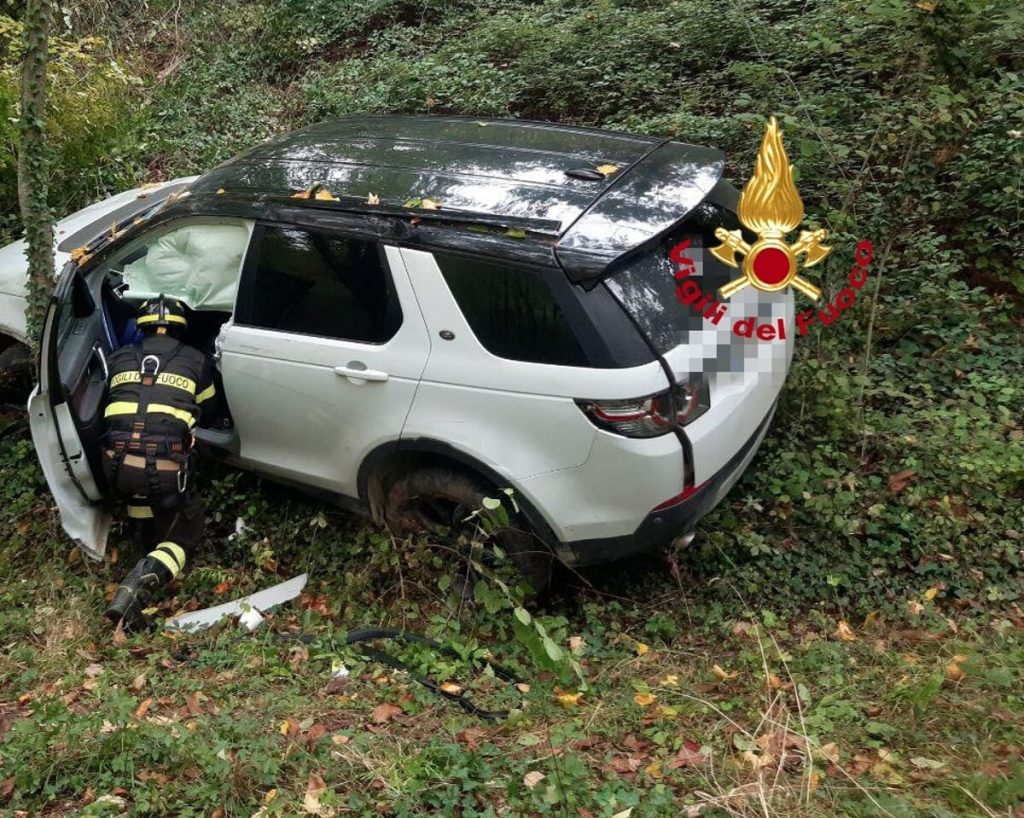 Auto esce di strada e finisce in un dirupo