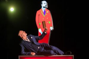 "Inimitabili": Edoardo Sylos Labini porta in scena alla Pergola le vite di Mazzini, d’Annunzio, Marinetti