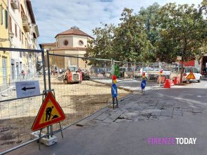Lavori in ritardo in piazza Brunelleschi, ancora transenne dove morì Niccolò nel 2020 / FOTO