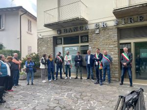 Chiude l’unica banca del paese e il sindaco si barrica dentro per protesta