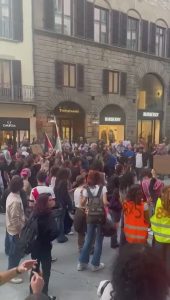 Addetti appalti Montblanc, protesta in centro: "Basta sfruttamento" / VIDEO e FOTO