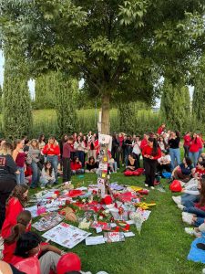 Parco San Donato, più di 200 giovani si ritrovano per ricordare Liam Payne / FOTO