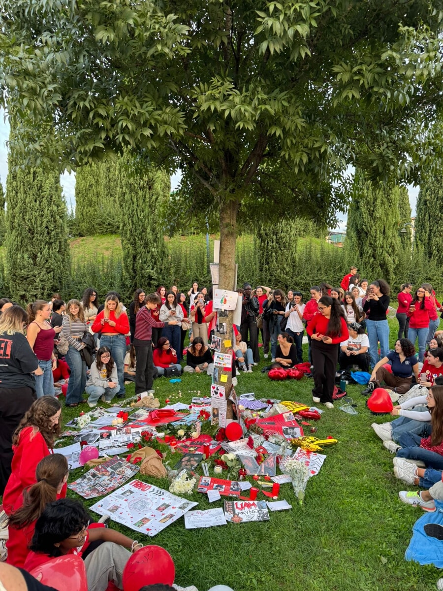 Parco San Donato, più di 200 giovani si ritrovano per ricordare Liam Payne / FOTO