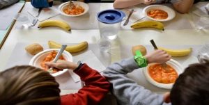 Mense scolastiche: scontro tra sindaci e Asl sul caso salmonellosi