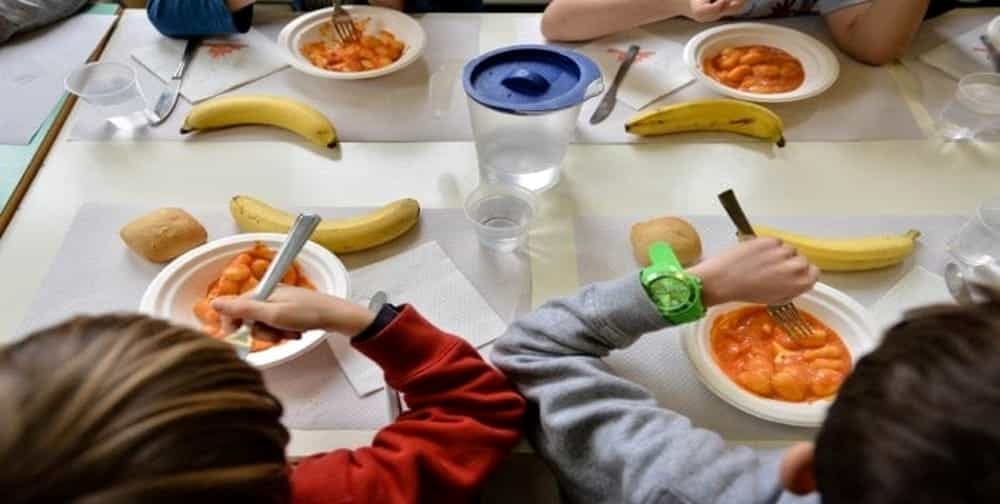Mense scolastiche: scontro tra sindaci e Asl sul caso salmonellosi