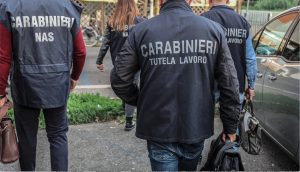 Blatte e lavoratori in nero, chiuso ristorante