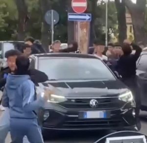 Maxi-rissa fra studenti a Prato: daspo a tre giovanissimi e polemiche 