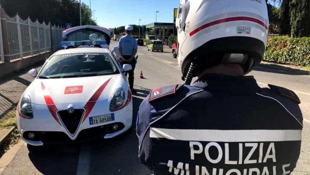 Viaggia senza autorizzazioni: "Non capisco", ma scatta il traduttore simultaneo. Oltre 5mila euro di multe