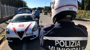 Viaggia senza autorizzazioni: "Non capisco", ma scatta il traduttore simultaneo. Oltre 5mila euro di multe