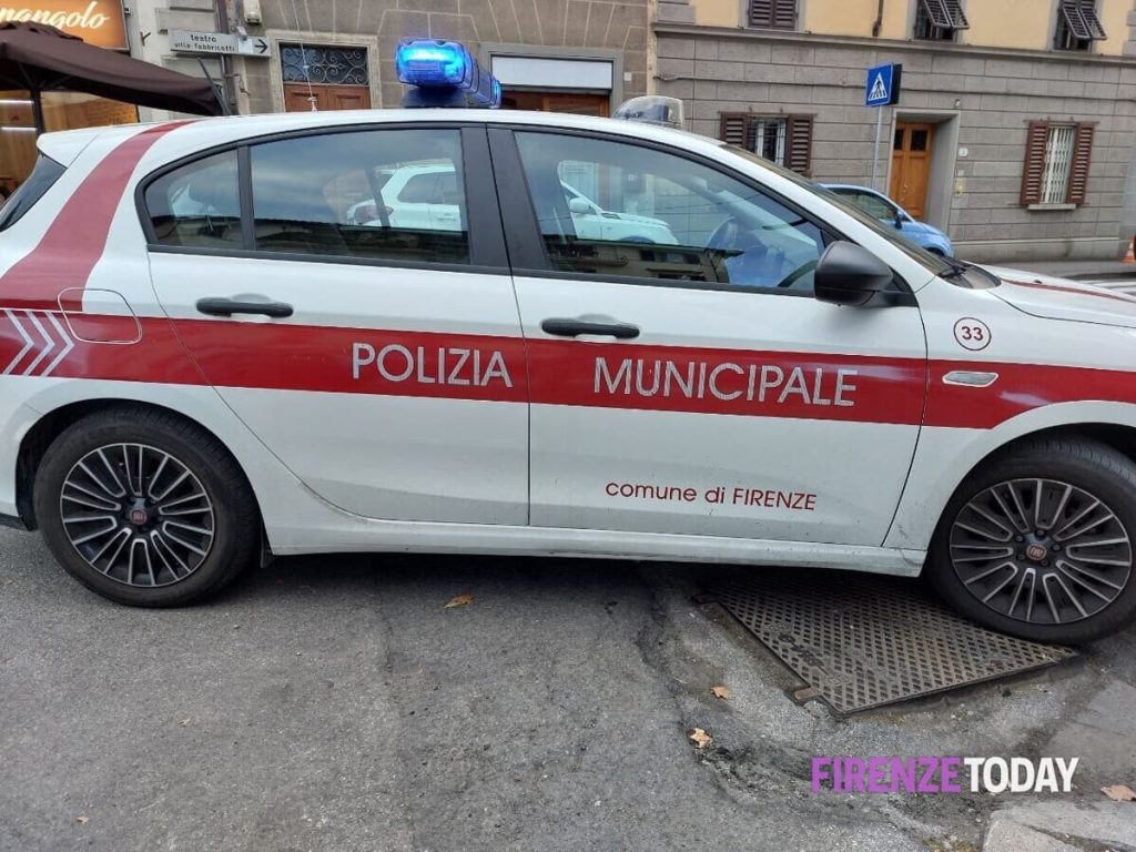 Donna in prognosi riservata dopo essere stata investita, la polizia municipale rintraccia pirata della strada