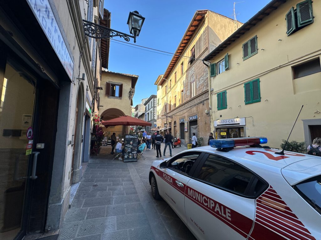 Merce esposta in modo irregolare e pubblicità ai cocktail alcolici: multe per oltre 5mila euro