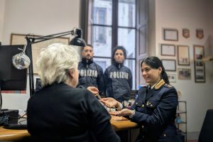 Rapina violenta ad anziana in Via dello Statuto: fermati presunti autori
