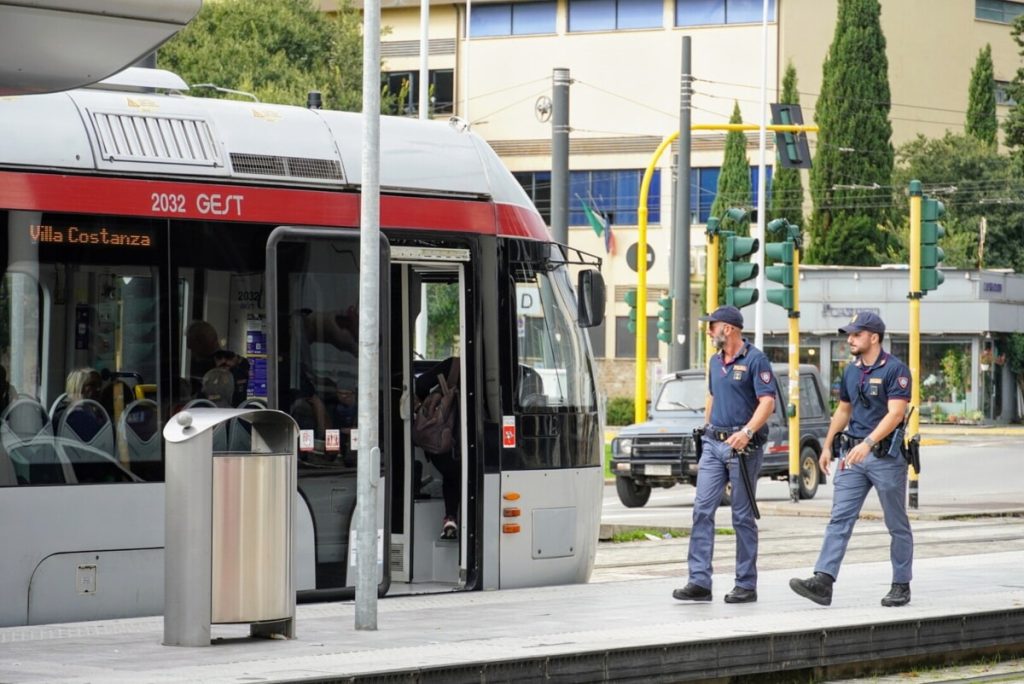 Lo beccano con un etto di hashish alla fermata della tramvia: era ricercato