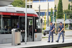 Lo beccano con un etto di hashish alla fermata della tramvia: era ricercato