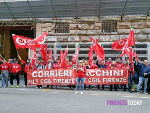 Protesta di facchini e corrieri: "Lavoriamo dodici ore al giorno ma siamo precari"