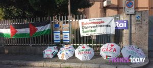 Presidio pro Palestina sotto la Rai: “In atto un genocidio, ma i media riportano solo la versione israeliana” / FOTO
