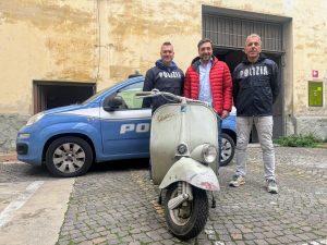 Spaccata in piazza della Libertà: portata via una Vespa d’epoca di ingente valore