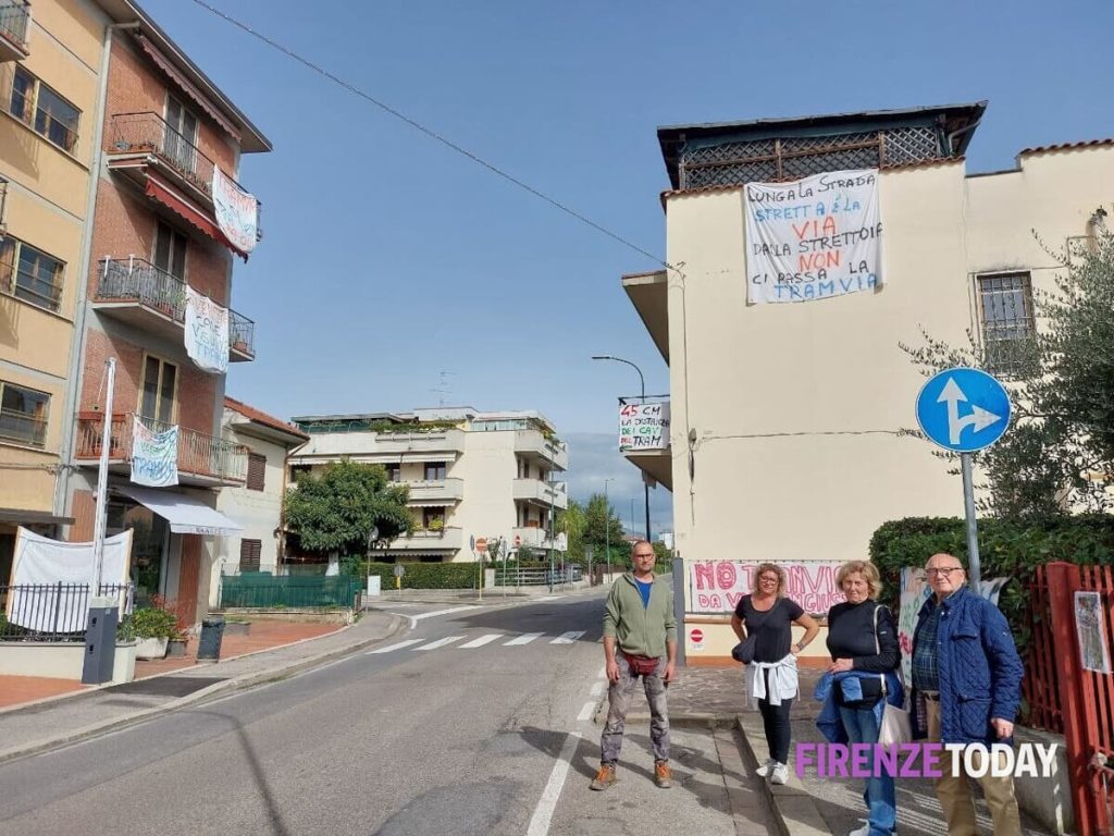 Tramvia, rivolta contro la variante: "A 45 cm dalla finestra". "Io chiudo l'attività" / FOTO