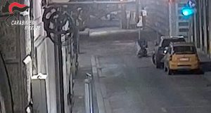 Rapinata in centro: arrestato l'aggressore, il video diffuso dai carabinieri / VIDEO
