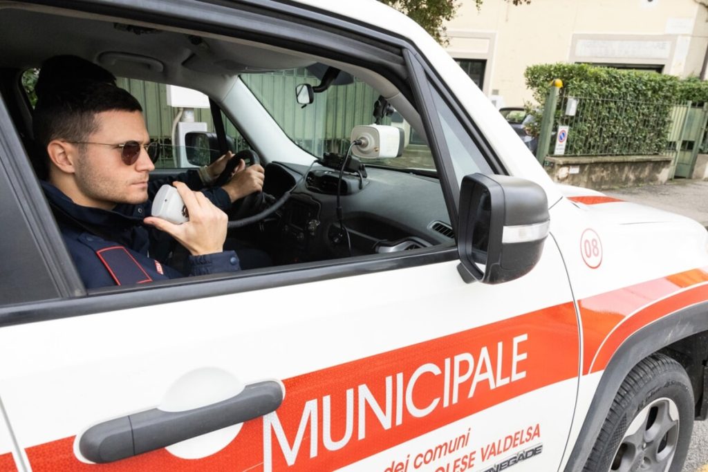 Arriva a Empoli il dispositivo che scova i 'furbetti' senza assicurazione e revisione