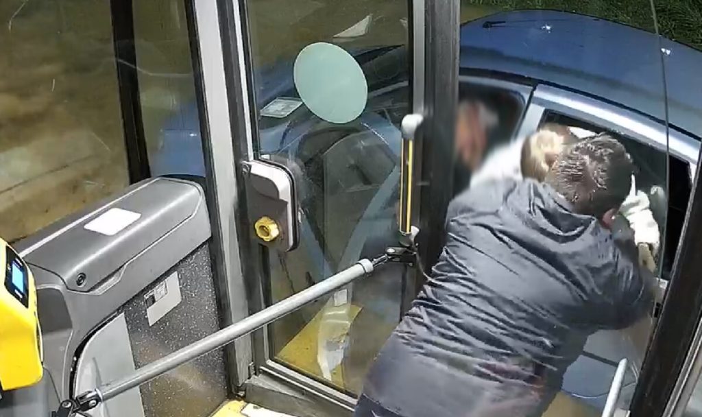 Un autista di Autolinee Toscane mette in salvo sul bus automobilista con figlioletto / FOTO