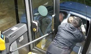 Un autista di Autolinee Toscane mette in salvo sul bus automobilista con figlioletto / FOTO