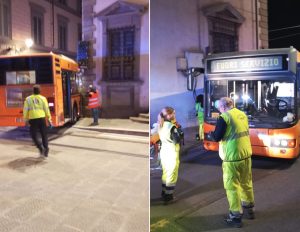 Autobus sul marciapiede contro il muro: coinvolte due donne / FOTO