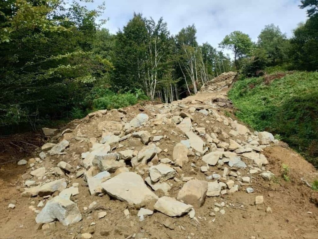 Impianto eolico nel Mugello, la protesta del Comitato: “I lavori sull'Appennino stanno distruggendo sentieri e foresta” / FOTO