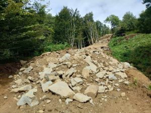 Impianto eolico nel Mugello, la protesta del Comitato: “I lavori sull'Appennino stanno distruggendo sentieri e foresta” / FOTO