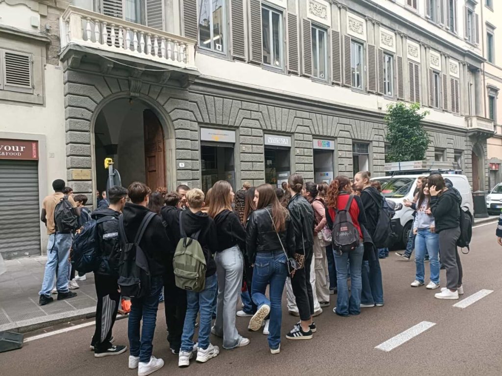 Crolla un pezzo di intonaco, gli studenti del Machiavelli: “Vogliamo maggiore sicurezza”