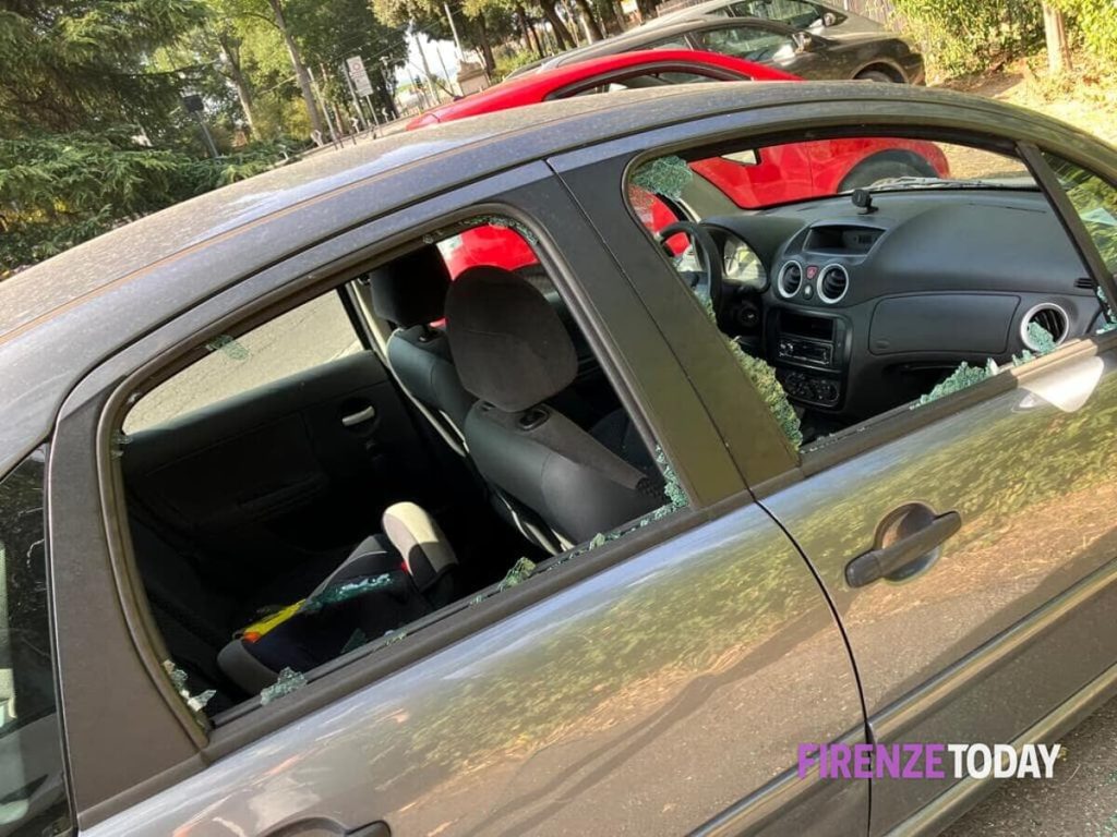 Quattro auto con finestrini infranti al centro commerciale di Ponte a Greve: arrestato 30enne
