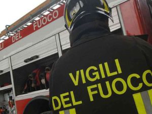 Fiamme in un appartamento, otto intossicati