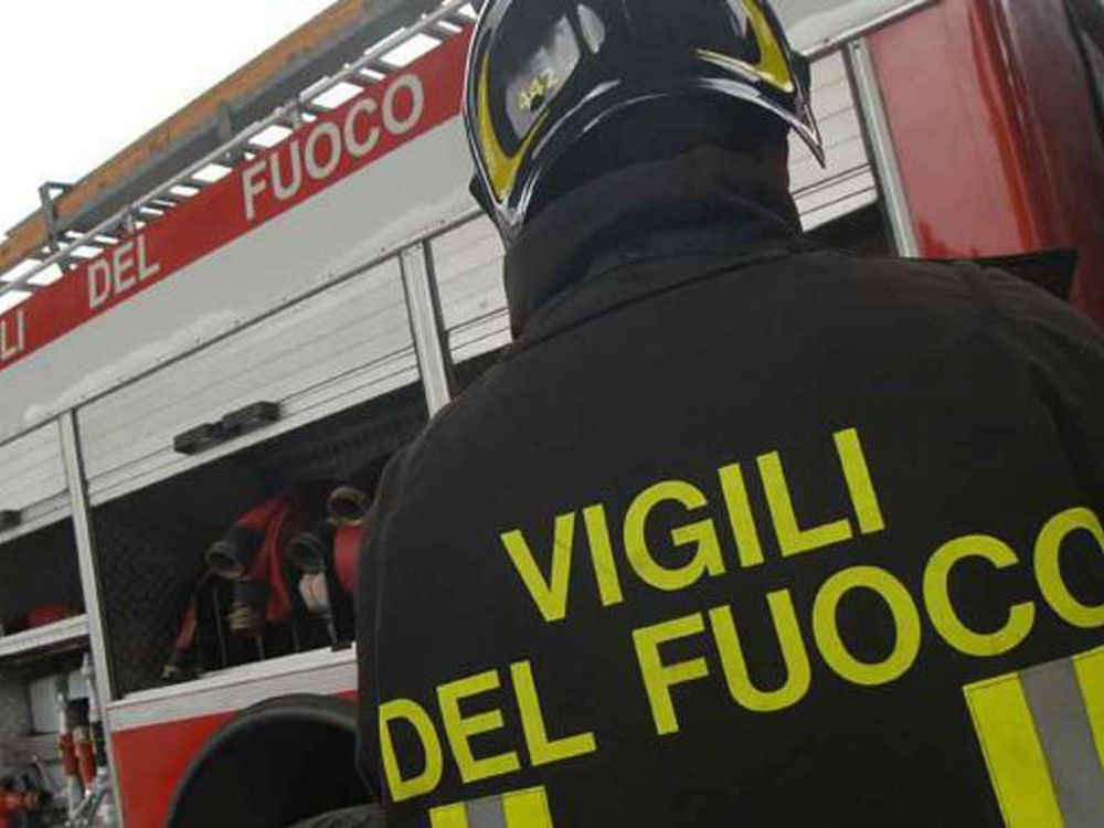 Fiamme in un appartamento, otto intossicati