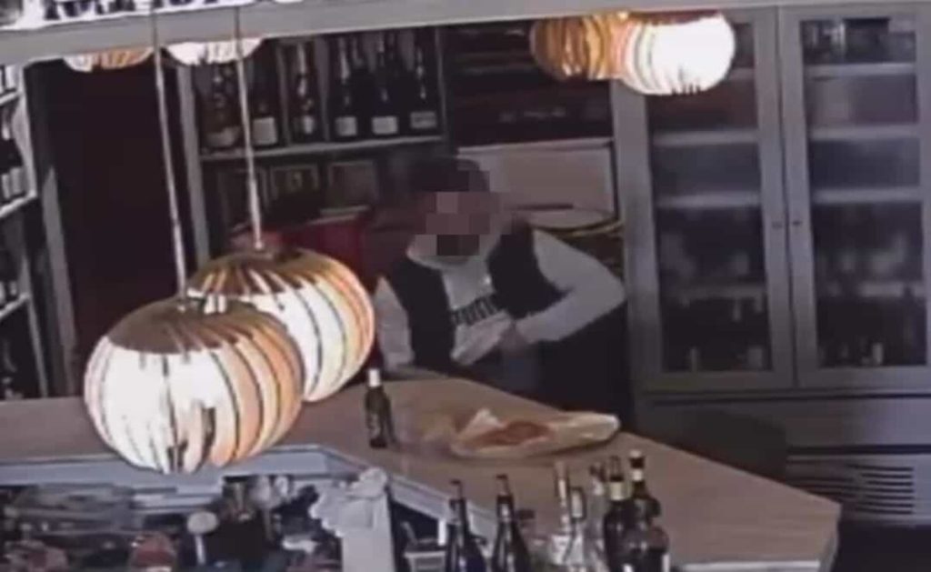 Consuma al bancone e poi ruba due bottiglie di vino: "Valevano 14mila euro"