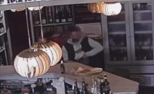 Consuma al bancone e poi ruba due bottiglie di vino: "Valevano 14mila euro"