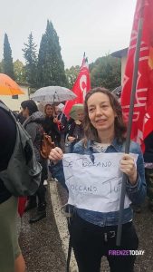 Licenziata dopo 28 anni: protesta dei colleghi davanti al circolo Aurora  FOTO