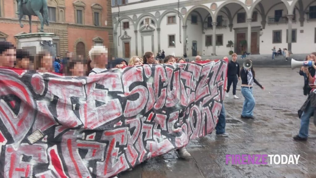 Corteo studentesco contro la militarizzazione degli istituti: “Non toccate la scuola pubblica” FOTO
