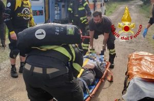 Cade nel bosco con la bici, salvato dai vigili del fuoco