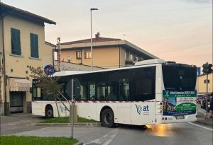 Incidente in Via di Scandicci: malore dell’autista, autobus intraversato