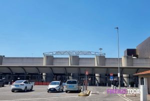 Rischia di perdere l'aereo per il traffico e fa l'autostop, salvata da uno scooterista: "Grazie per questo bel gesto"