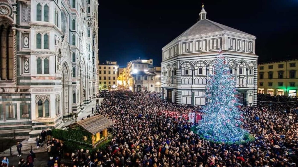 Alberi, giochi di luce, il trenino con gli elfi e tanti eventi: arriva il Natale a Firenze
