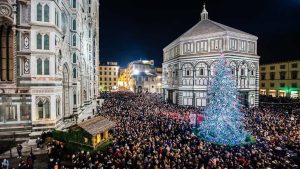 Alberi, giochi di luce, il trenino con gli elfi e tanti eventi: arriva il Natale a Firenze