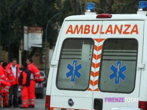 Auto contro albero: traffico in tilt